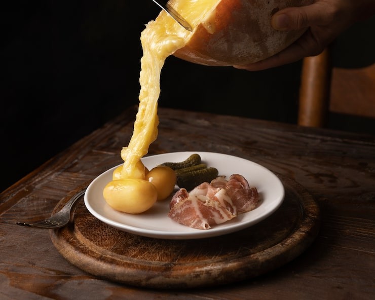 Photo d'une assiette avec de la raclette