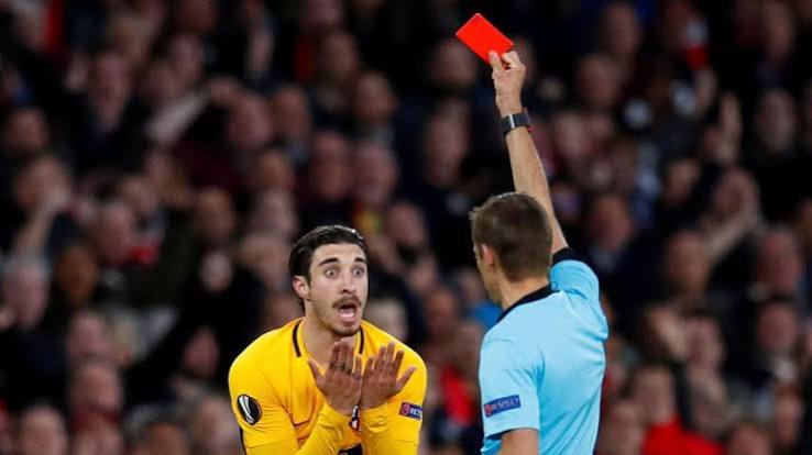 Photo arbitre montrant un carton rouge